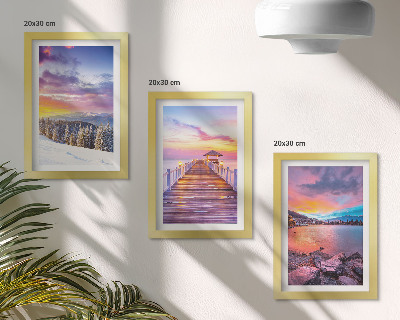 Conjunto de 3 quadros decorativos Paisagem montanhosa de inverno com um píer no lago.