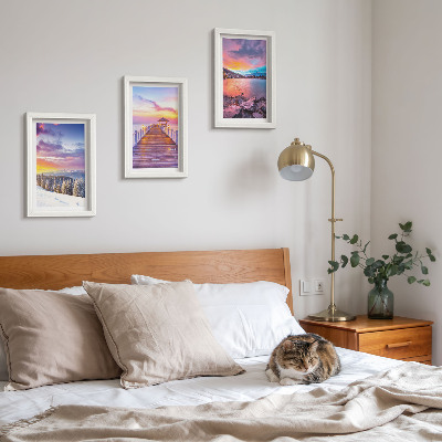 Conjunto de 3 quadros decorativos Paisagem montanhosa de inverno com um píer no lago.