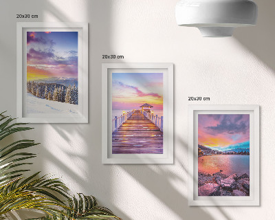 Conjunto de 3 quadros decorativos Paisagem montanhosa de inverno com um píer no lago.