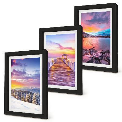 Conjunto de 3 quadros decorativos Paisagem montanhosa de inverno com um píer no lago.