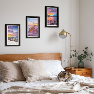 Conjunto de 3 quadros decorativos Paisagem montanhosa de inverno com um píer no lago.