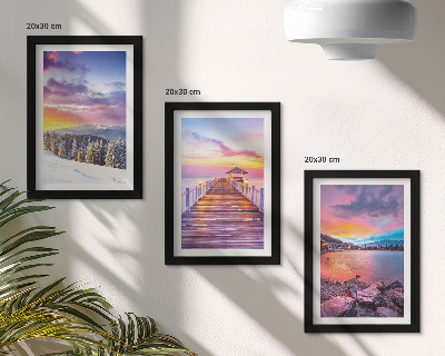 Conjunto de 3 quadros decorativos Paisagem montanhosa de inverno com um píer no lago.