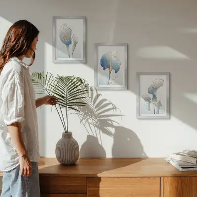 Tríptico com moldura delicadas flores azuis sobre fundo claro