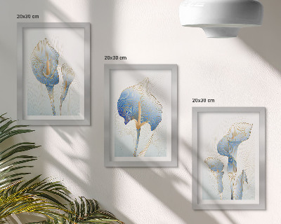 Tríptico com moldura Delicadas flores azuis sobre um fundo claro.