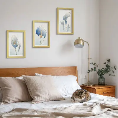 Tríptico com moldura delicadas flores azuis sobre fundo claro