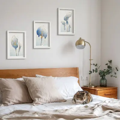 Tríptico com moldura delicadas flores azuis sobre fundo claro