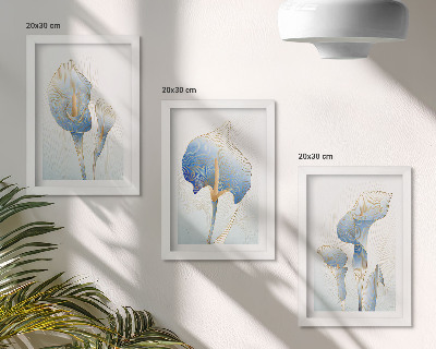 Tríptico com moldura Delicadas flores azuis sobre um fundo claro.
