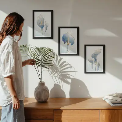 Tríptico com moldura delicadas flores azuis sobre fundo claro