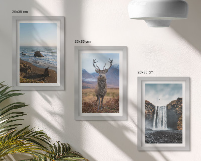 Tríptico com moldura Paisagens montanhosas com uma cachoeira, um veado e uma praia.