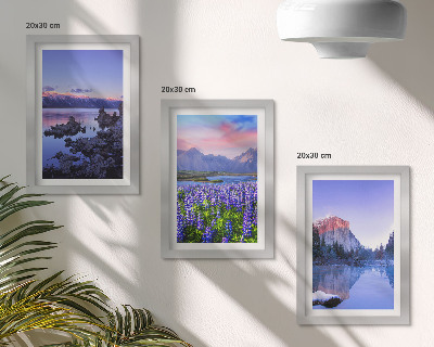 Tríptico com moldura Paisagens montanhosas com água, céu e um campo de flores.