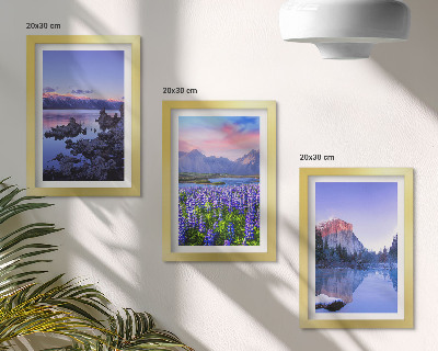 Tríptico com moldura Paisagens montanhosas com água, céu e um campo de flores.