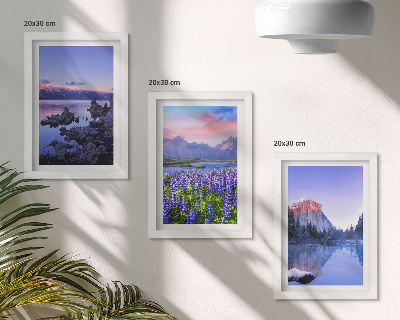 Tríptico com moldura Paisagens montanhosas com água, céu e um campo de flores.