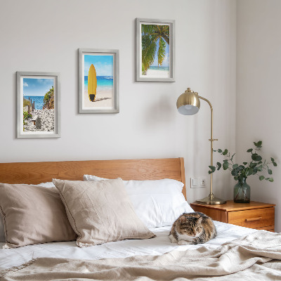 Conjunto de 3 quadros decorativos Vistas de férias da praia, ondas e palmeiras nos trópicos.