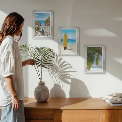 Conjunto de 3 quadros decorativos com vistas tropicais de praia, ondas e palmeiras