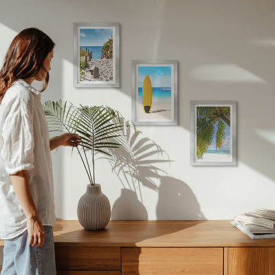 Conjunto de 3 quadros decorativos Vistas de férias da praia, ondas e palmeiras nos trópicos.