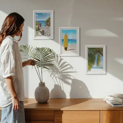 Conjunto de 3 quadros decorativos com vistas tropicais de praia, ondas e palmeiras