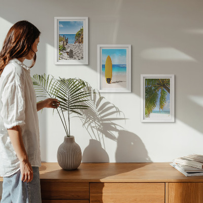 Conjunto de 3 quadros decorativos Vistas de férias da praia, ondas e palmeiras nos trópicos.