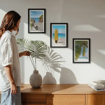 Conjunto de 3 quadros decorativos com vistas tropicais de praia, ondas e palmeiras