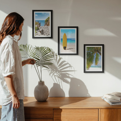Conjunto de 3 quadros decorativos Vistas de férias da praia, ondas e palmeiras nos trópicos.