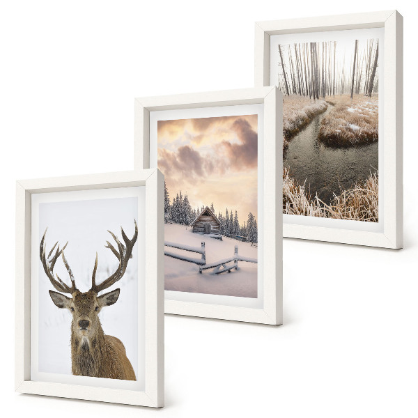 Conjunto de molduras com imagens Paisagem de inverno com uma cabana de veados e um riacho.