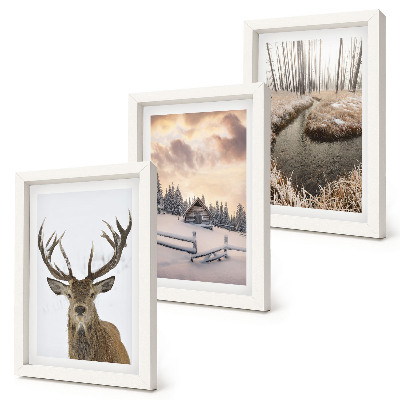 Conjunto de molduras com imagens Paisagem de inverno com uma cabana de veados e um riacho.