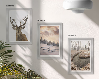 Conjunto de molduras com imagens Paisagem de inverno com uma cabana de veados e um riacho.