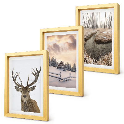 Conjunto de molduras com imagens Paisagem de inverno com uma cabana de veados e um riacho.