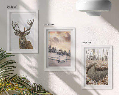 Conjunto de molduras com imagens Paisagem de inverno com uma cabana de veados e um riacho.