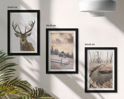 Conjunto de molduras com imagens Paisagem de inverno com uma cabana de veados e um riacho.