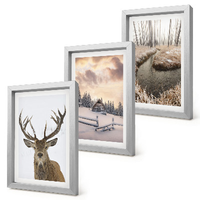 Conjunto de molduras com imagens Paisagem de inverno com uma cabana de veados e um riacho.