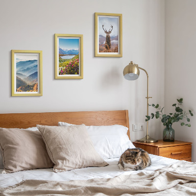 Conjunto de 3 quadros decorativos Paisagens montanhosas com um lago e veados na natureza.