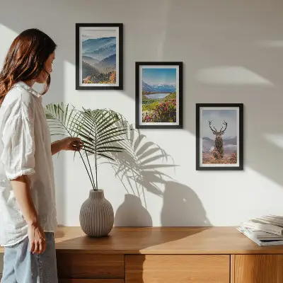 Conjunto de 3 quadros decorativos com paisagem de montanhas, lago e veados na natureza