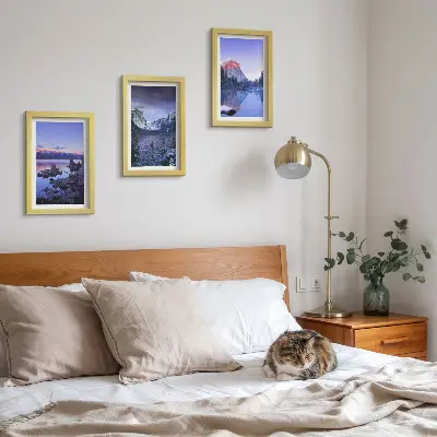 Conjunto de quadros com imagens paisagens montanhosas ao entardecer com vista para a água