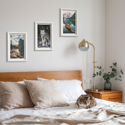 Conjunto de 3 quadros decorativos Montanhas, lagos e um lobo em um ambiente natural.