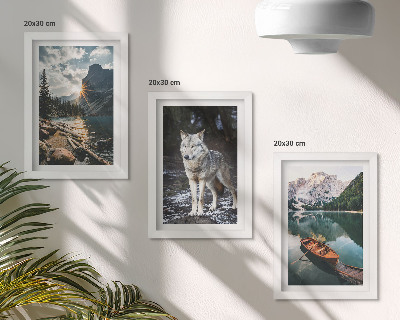 Conjunto de 3 quadros decorativos Montanhas, lagos e um lobo em um ambiente natural.