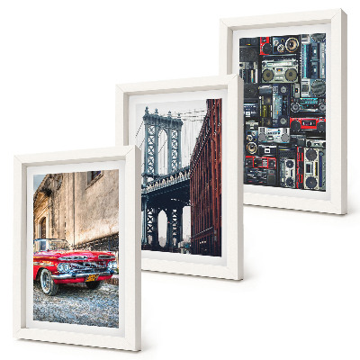 Conjunto de 3 quadros decorativos Um carro antigo na rua perto da Ponte do Brooklyn e equipamentos de áudio retrô.
