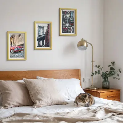 Conjunto de 3 quadros decorativos com estampa de carro antigo próximo à Ponte do Brooklyn e equipamentos de áudio retrô