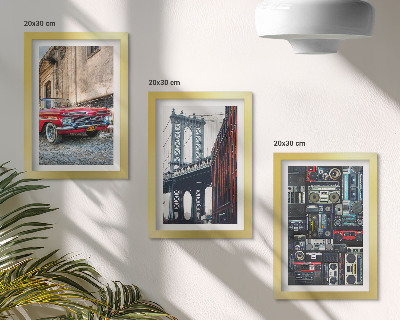 Conjunto de 3 quadros decorativos Um carro antigo na rua perto da Ponte do Brooklyn e equipamentos de áudio retrô.