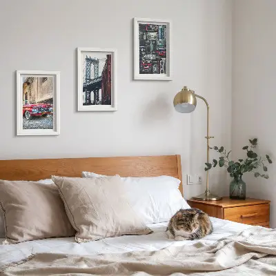 Conjunto de 3 quadros decorativos com estampa de carro antigo próximo à Ponte do Brooklyn e equipamentos de áudio retrô