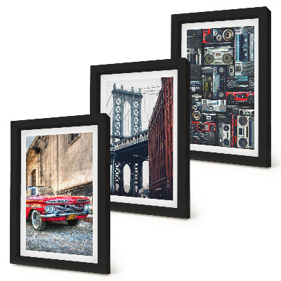 Conjunto de 3 quadros decorativos Um carro antigo na rua perto da Ponte do Brooklyn e equipamentos de áudio retrô.