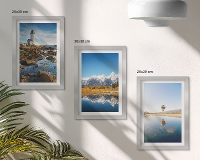 Conjunto de molduras com imagens Vistas da natureza com um farol, montanhas, lago e balão.