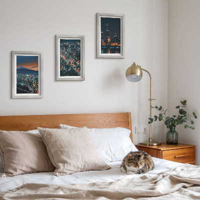 Conjunto de 3 quadros decorativos Vista da cidade à noite, com os arranha-céus ao fundo.