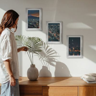 Conjunto de 3 quadros decorativos Vista da cidade à noite, com os arranha-céus ao fundo.