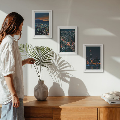 Conjunto de 3 quadros decorativos Vista da cidade à noite, com os arranha-céus ao fundo.