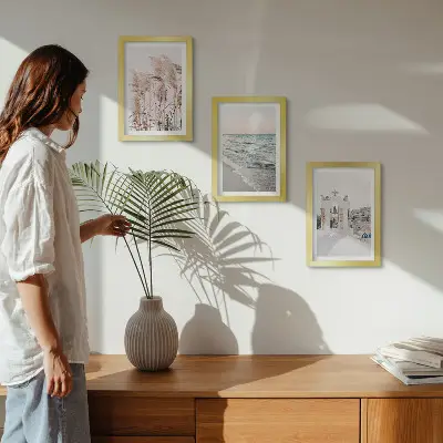 Tríptico com moldura plantas litorâneas, ondas do mar e vista de casas brancas