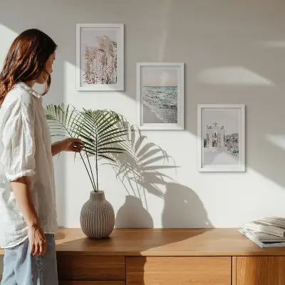 Tríptico com moldura plantas litorâneas, ondas do mar e vista de casas brancas