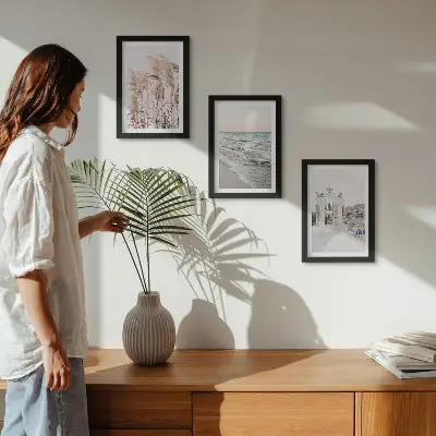 Tríptico com moldura plantas litorâneas, ondas do mar e vista de casas brancas