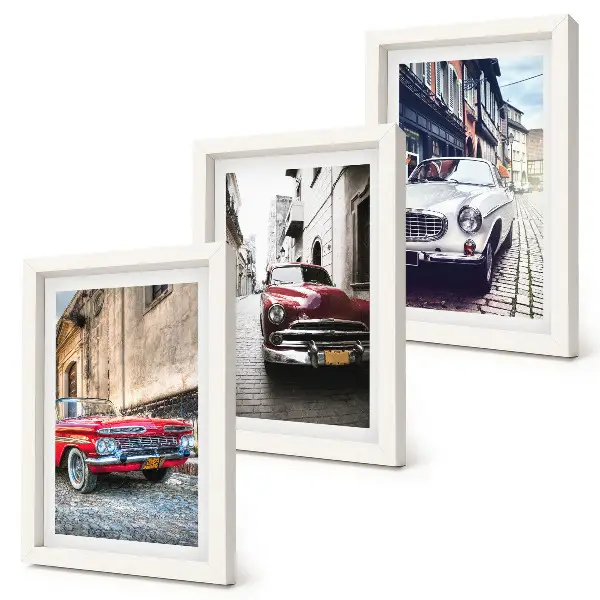 Conjunto de 3 quadros decorativos com carros clássicos coloridos em ruas urbanas