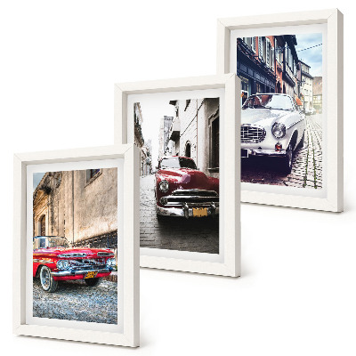 Conjunto de 3 quadros decorativos Carros clássicos em diferentes cores nas ruas da cidade