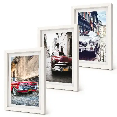 Conjunto de 3 quadros decorativos com carros clássicos coloridos em ruas urbanas
